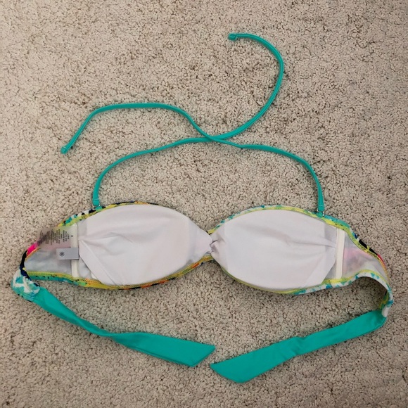 NEW dELia*s Twist Bandeau Bikini Top - Picture 2 of 3